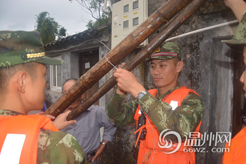 台风“杜鹃”来袭 武警温州支队协助群众转移