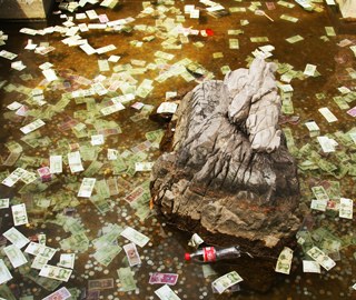 河南洛阳香山寺许愿池被游客投满“许愿钱”
