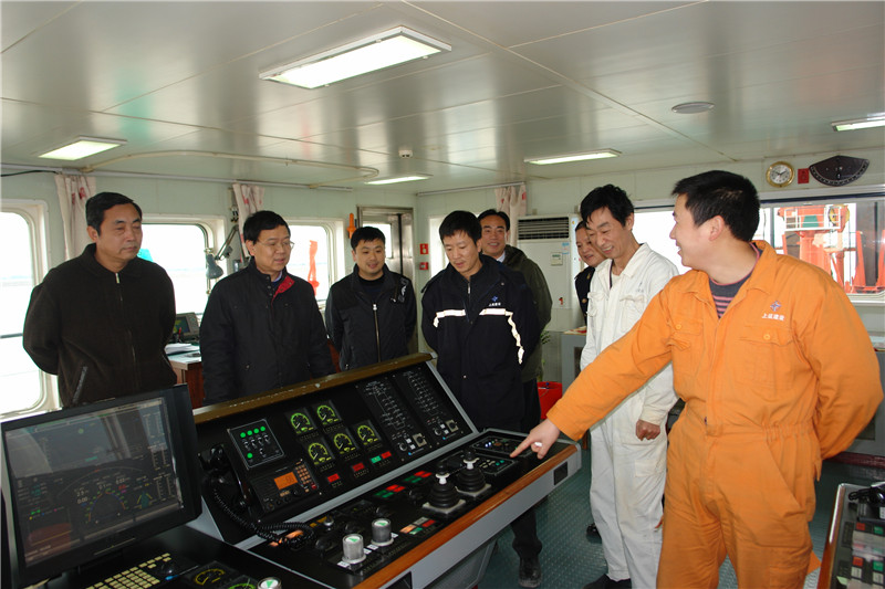 温州海事局池方庆局长到鳌江“新海狼”施工船调研