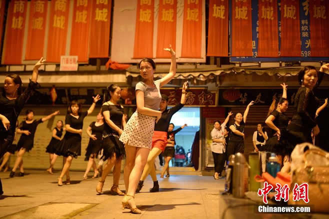 武汉数百名女老板隔街“斗舞” 声势浩大