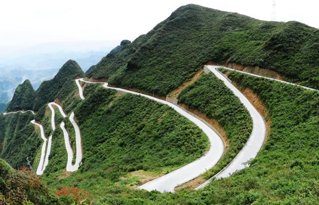 组图：重庆45道拐山路 相对高差550米
