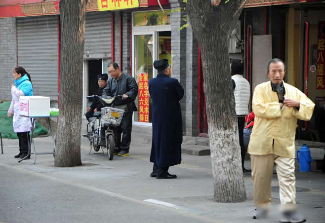 北京算命一条街 “大师”扮道士供菩萨