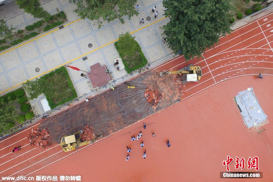 深圳一 小学  毒跑道 被铲除 学生离校-新闻中心