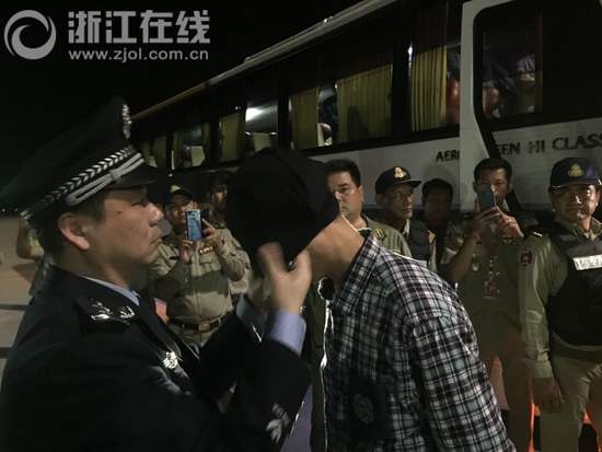 快讯:浙江警方从柬埔寨押解78名犯罪嫌疑人回杭