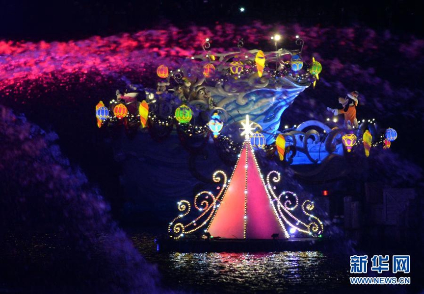 东京迪士尼乐园举行圣诞巡游-新闻中心-温州网