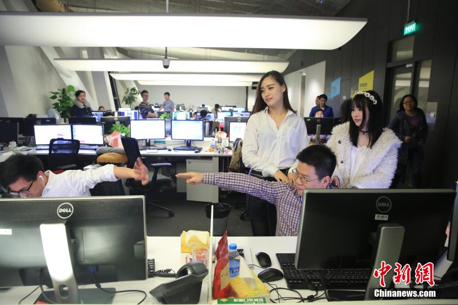 上海一公司双11福利 嫩妹帮男程序员揉肩擦汗
