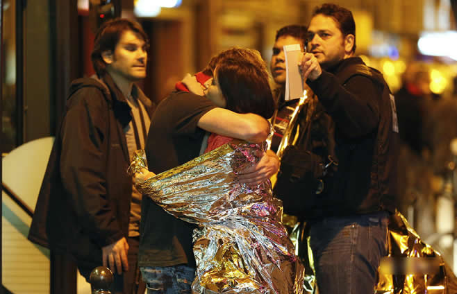 劫后余生 巴黎恐袭幸存者相互拥抱安慰