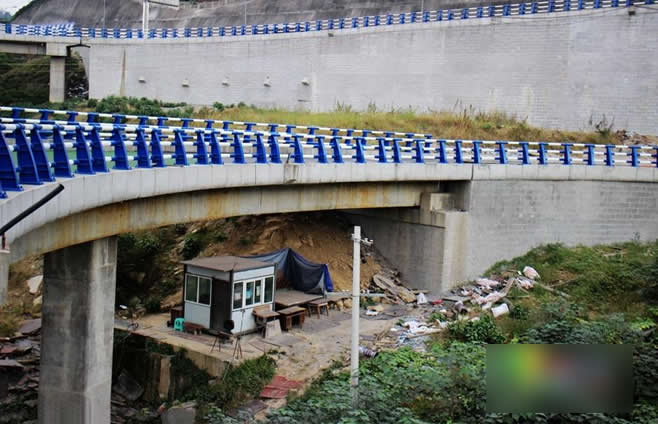 重庆现“圈中村” 民房被7座立交桥包围成危房