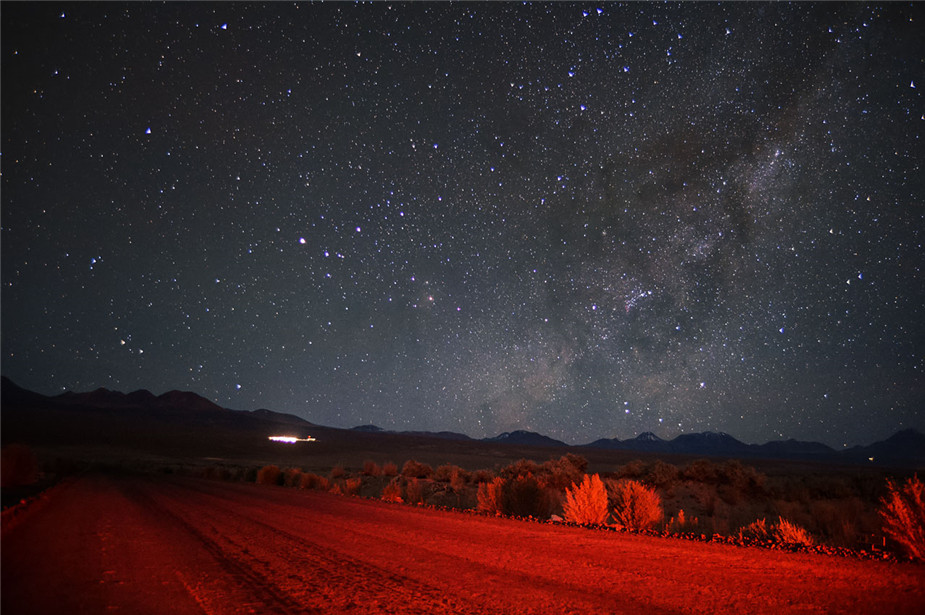 阿塔卡马沙漠夜景:星迹形成漩涡 如《星夜》再现