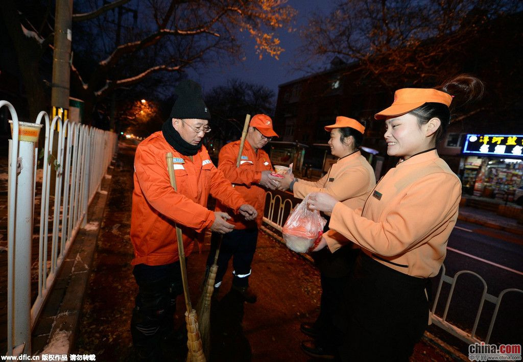 北京入冬后最冷一天 庆丰包子为环卫工人送早