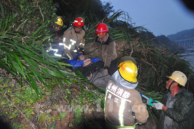 悬崖路段司机被撞飞至百米悬崖 洞头消防紧急
