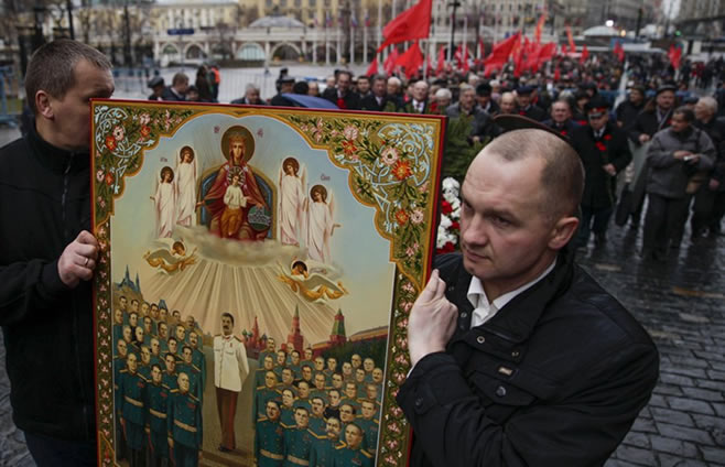 组图：俄罗斯民众献花纪念斯大林诞辰136周年
