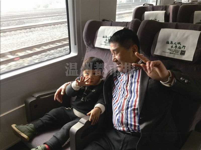 新金温铁路试运营引关注 丽水大妈为体验站到