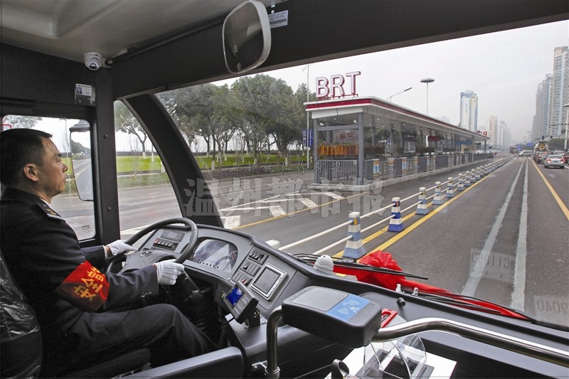 BRT一号线试运营记者亲身体验:车厢噪声低颠