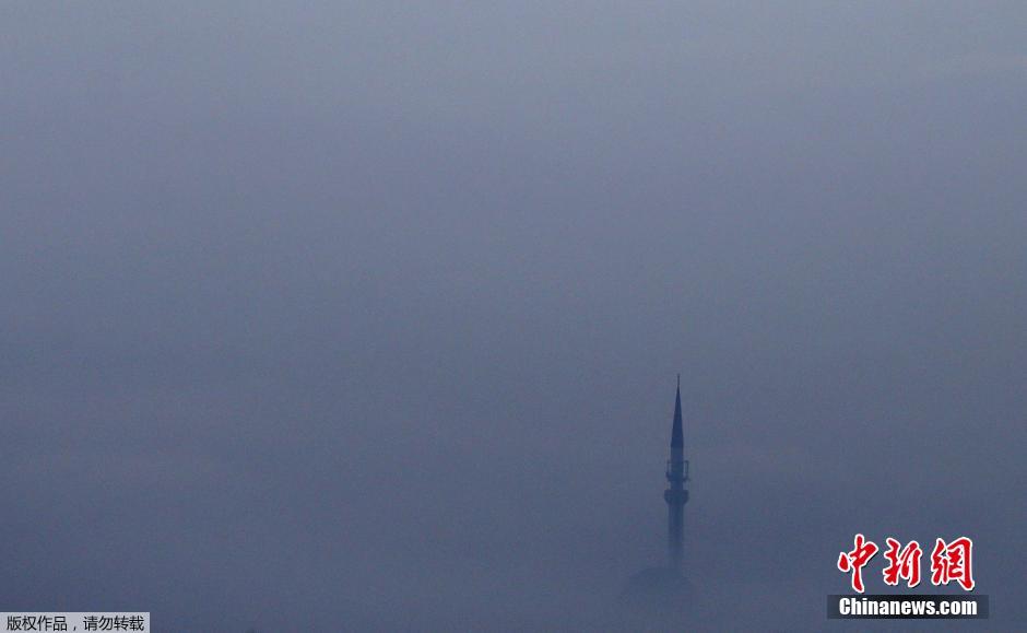 波黑首都萨拉热窝被大雾笼罩