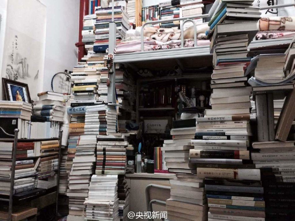 云南一大学学霸寝室堆放5000册书籍