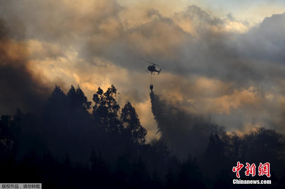 西班牙遭遇罕见山林火灾 当局出动灭火飞机