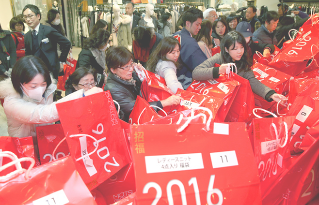 日本新年福袋最贵52万一只 中国游客加入哄抢