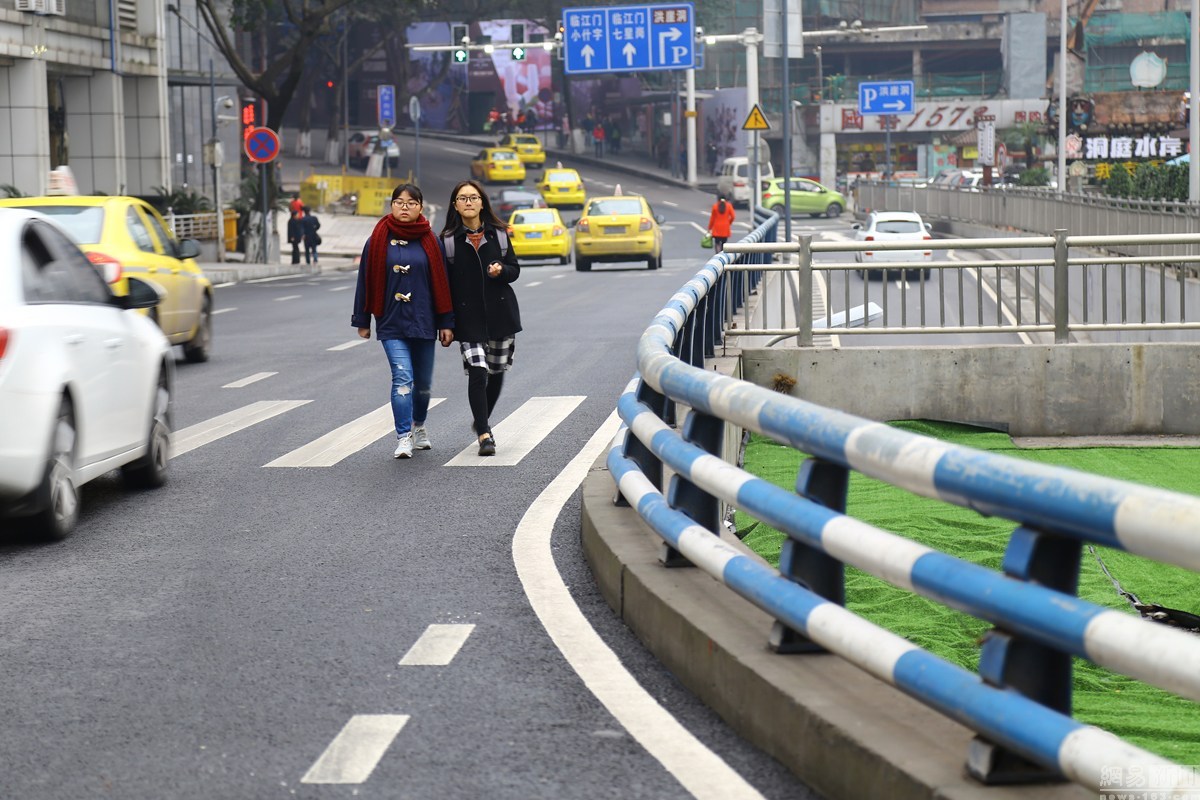 重庆街头现“任性”斑马线 要过得先翻栏杆