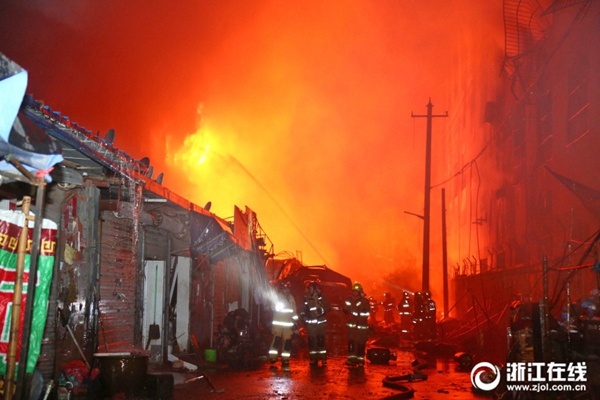 煤气瓶泄漏爆燃引发厂房大火致1人死亡 杭州警