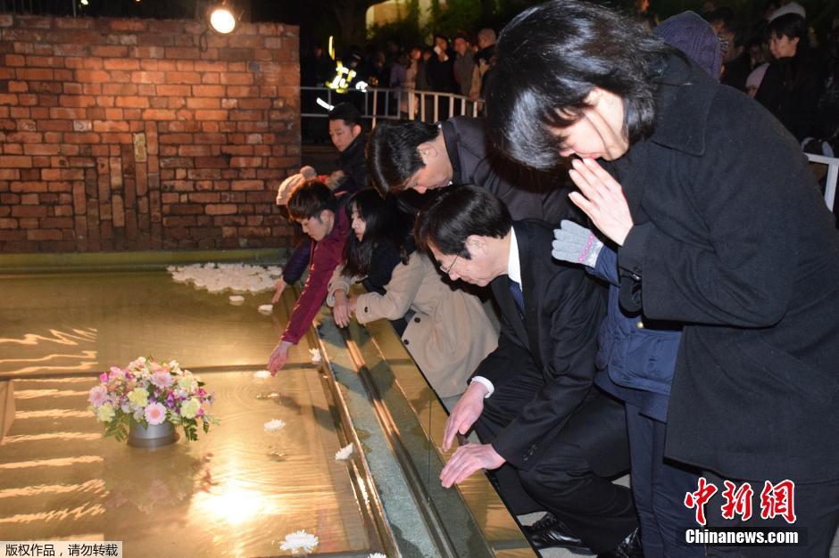 日本民众纪念阪神大地震21周年 点燃成片竹灯