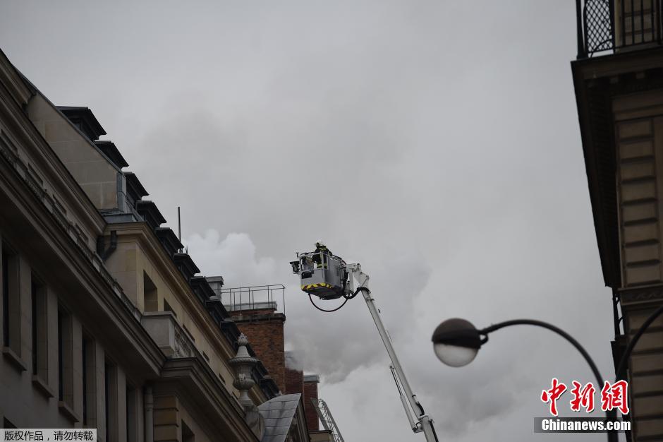 巴黎地标奢华酒店起火 消防员赶赴现场