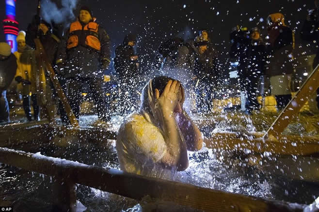 俄罗斯美女穿比基尼零下30℃下水玩“冰浴”