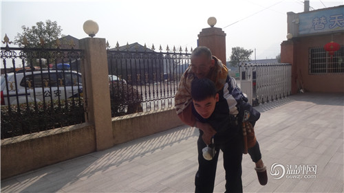 流浪老人受伤卧病不起 110民警接力救助彰显情怀