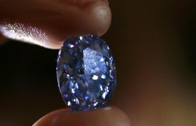 最大椭圆形鲜彩蓝钻将拍卖 10.1克拉估价2亿