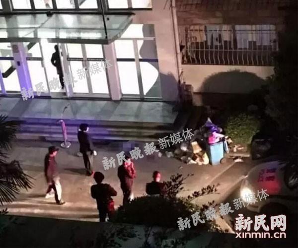 图说:女生坠楼现场,警方赶到现场来源:对外经贸大学学生提供