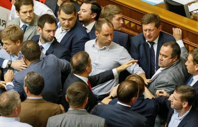 乌克兰议会选举总检察长 议员再次上演“全武行”