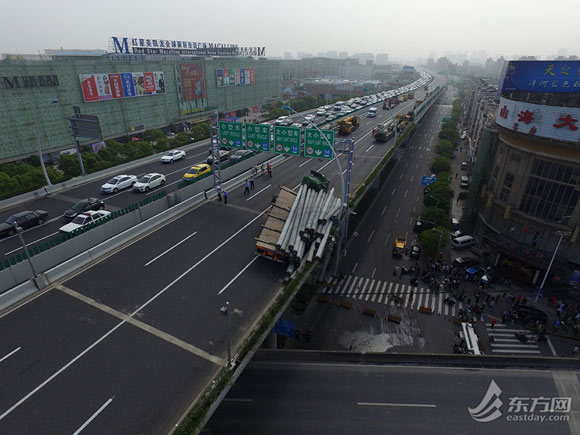 一辆车影响半座城 上海中环遭遇"惊魂"时刻