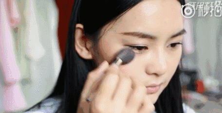 为了让唇妆更自然,直接用口红上妆,再用手指模糊唇线.完成啦!