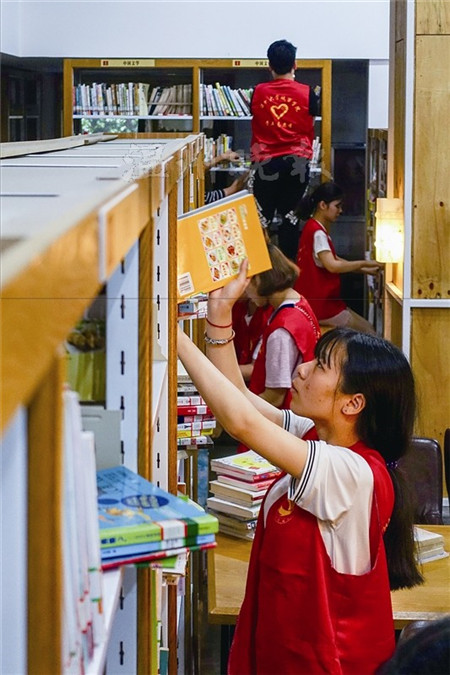 城市书房里图书错位 志愿者2小时才整理了一