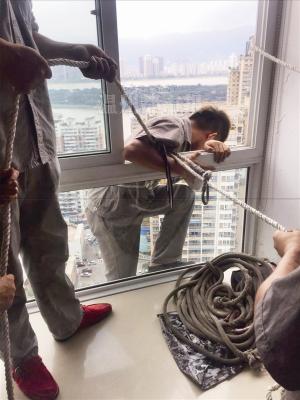 挂在二十八楼窗外作业 空调维修工入行一月瘦
