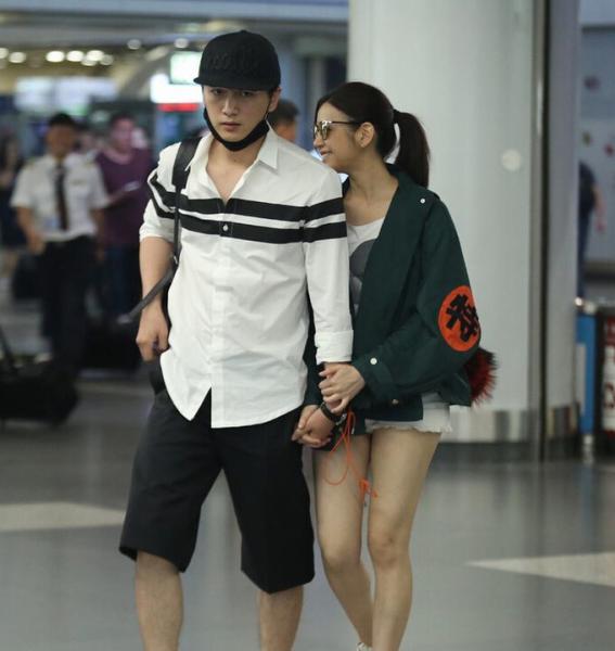 干了这碗狗粮!陈晓陈妍希机场秀恩爱