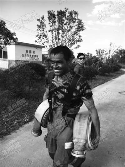 这张照片走红朋友圈 龙港消防战士六次凯旋放心大笑