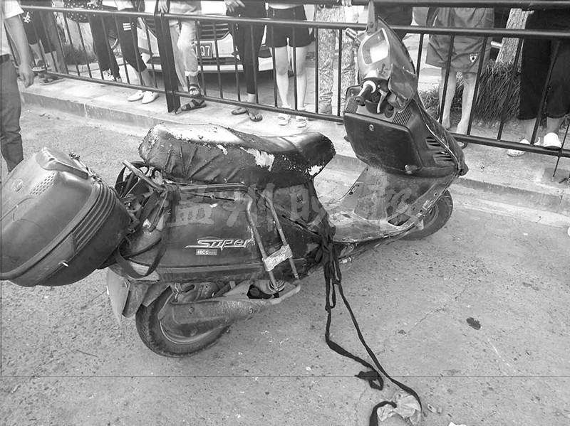 无牌助力车被扣 男子竟搬石头行凶