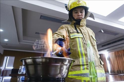 暴晒下车内气温飙80℃ 实验7分48秒后打火机