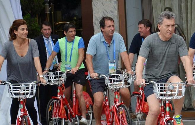 阿根廷总统与夫人骑“小红车”游西湖