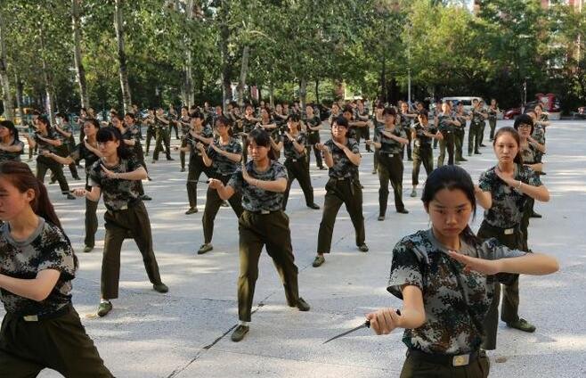 郑州大学军训设女子匕首连 女神秒变“女汉子”