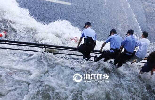 钱塘江潮涌来袭 杭州之江路瞬间被淹没