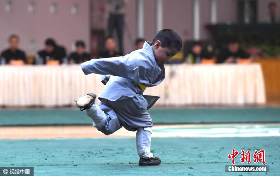 少林武术节现3岁外籍运动员 比赛险摔倒萌翻全场
