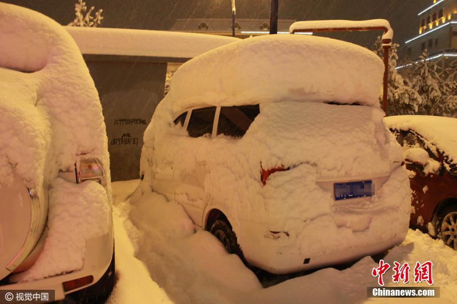 新疆阿勒泰迎暴雪天气 街头车辆被雪埋