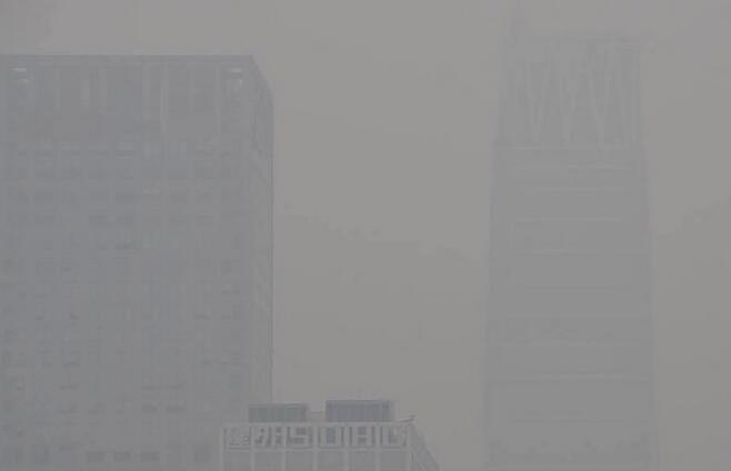 北京拉响重污染橙色预警 地标性建筑若隐若现