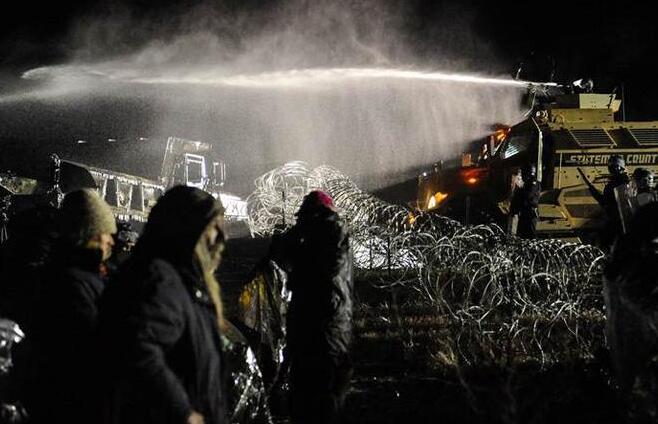 美国印第安居民抗议油管过境 警察动用催泪弹和水炮