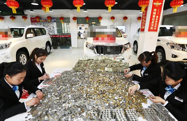 组图:老板10万枚硬币买豪车 店员数到手抽筋