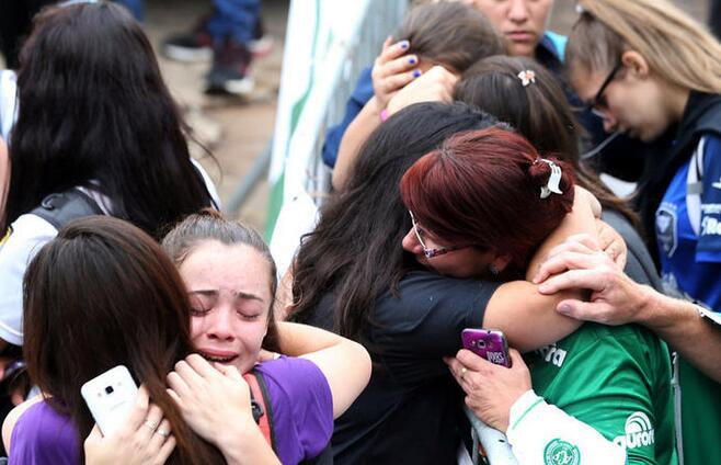巴西球员客机坠毁71人遇难 大批球迷相拥痛哭