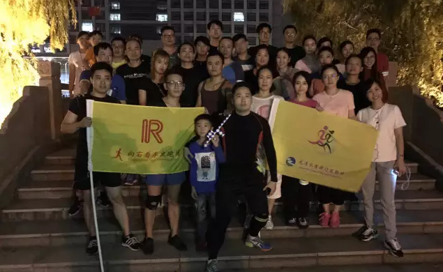 酷炫的“青年夜跑团”，龙湾青年用跑步丈量青春！