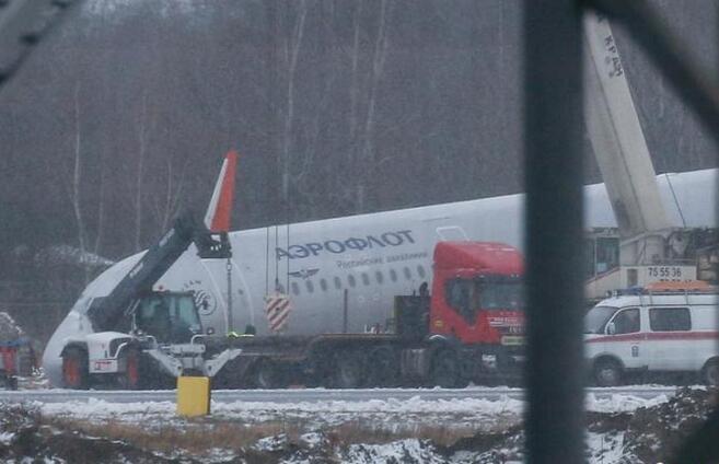 俄客机雪天降落滑出跑道 致3人受轻伤